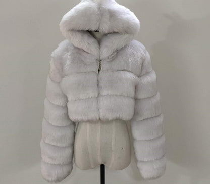 Manteau court en fausse fourrure à capuche